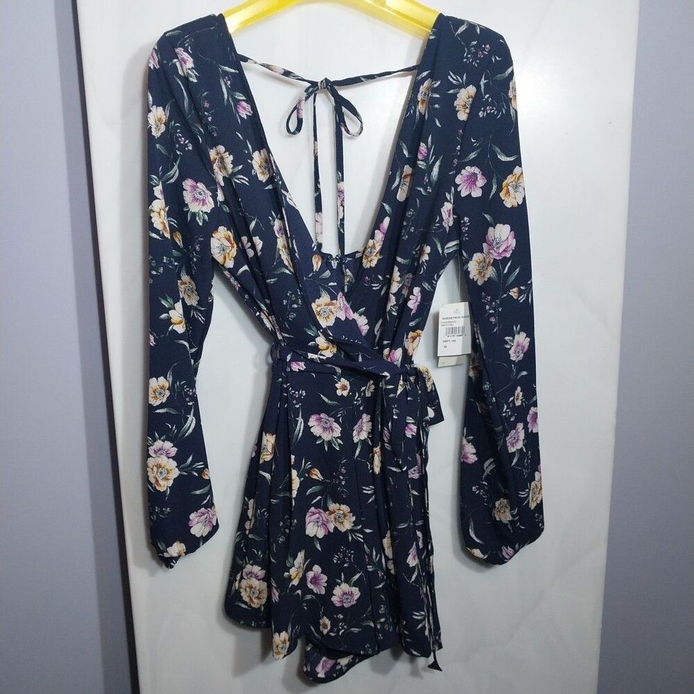 Women’s NWT Navy Floral Wrap Romper Size M V Neck Tie Back Belted Boho Resort